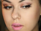 Как сделать вечерний макияж глаз в розово-золотом тоне видео